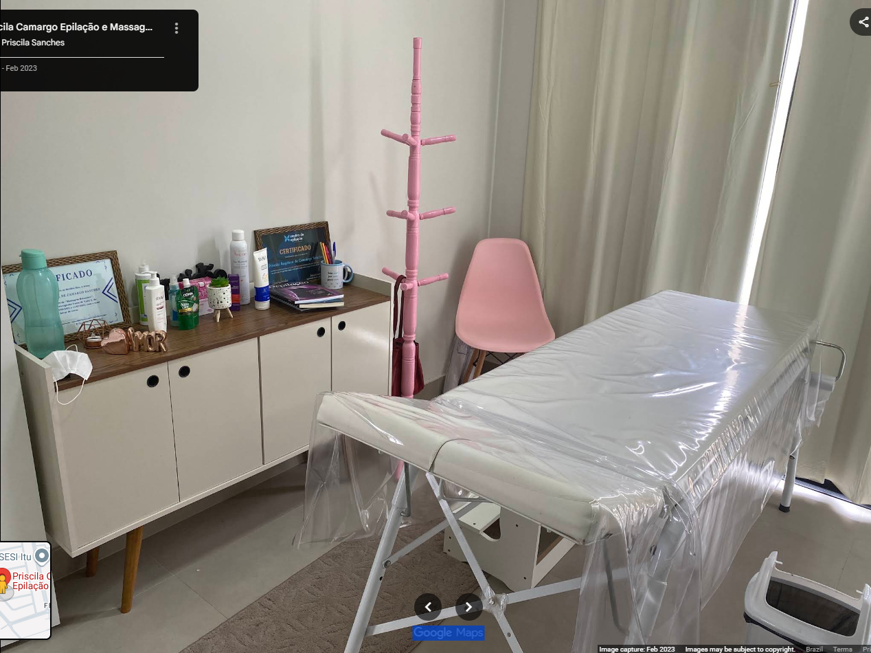 Sala de atendimento com maca e mobiliário, foto enviada pelo cliente